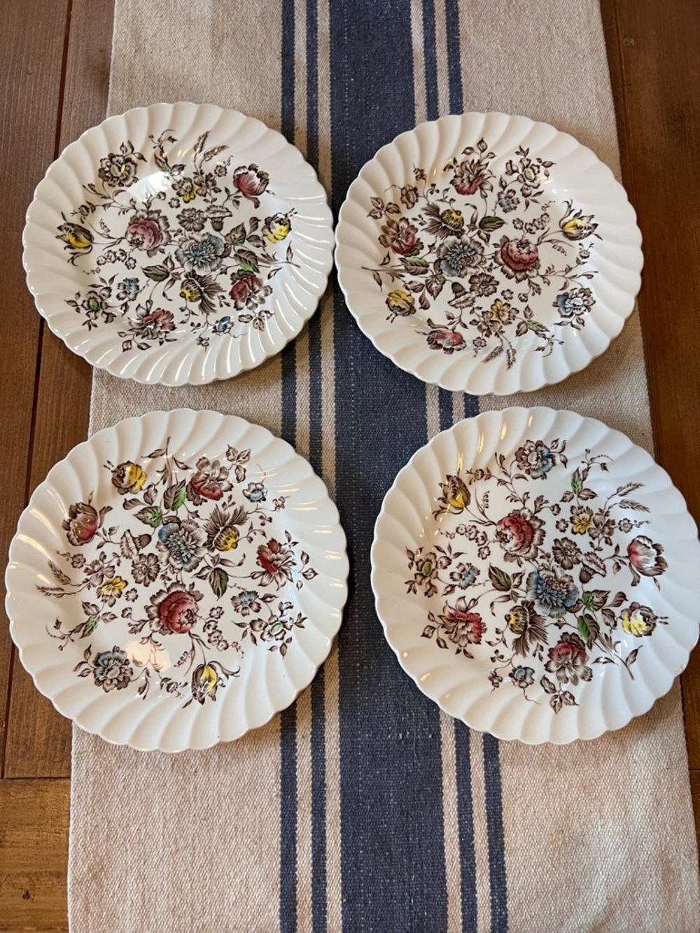 4 Johnson Brothers Staffordshire Bouquet 7 7/8" Salad Plates Excellent Condition - Picture 2 of 10